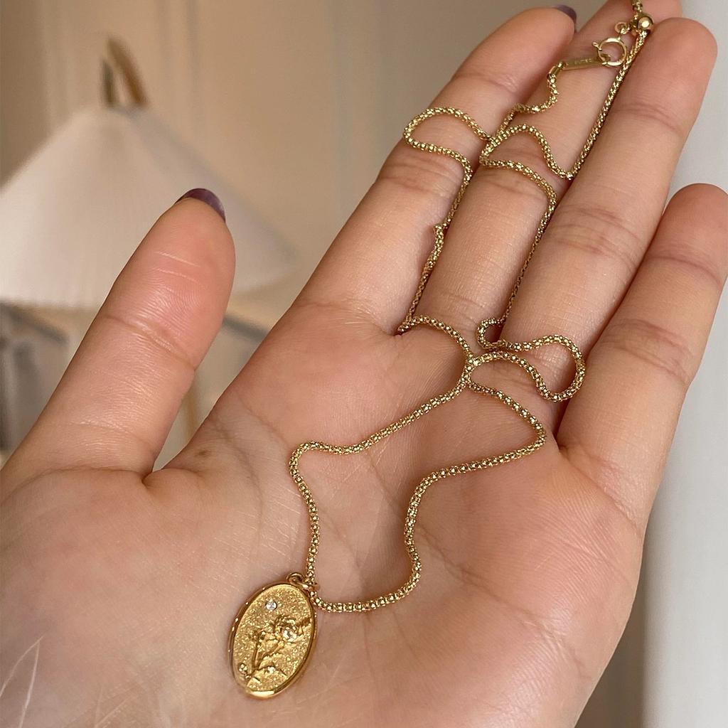 Exquisite Classical Rose Branch Flower Pendant Necklace Gentle Style Light Luxury Art Frosted Oval Collar Chain Wedding Jewelry