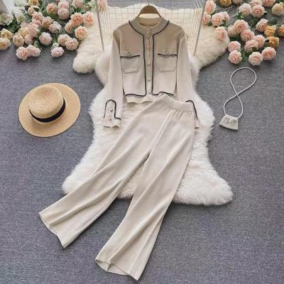 Eleganter Herbst Damen Strickanzug: Einreihiger Cardigan und hoch taillierte Hose mit weitem Bein, zweiteiliges Set.