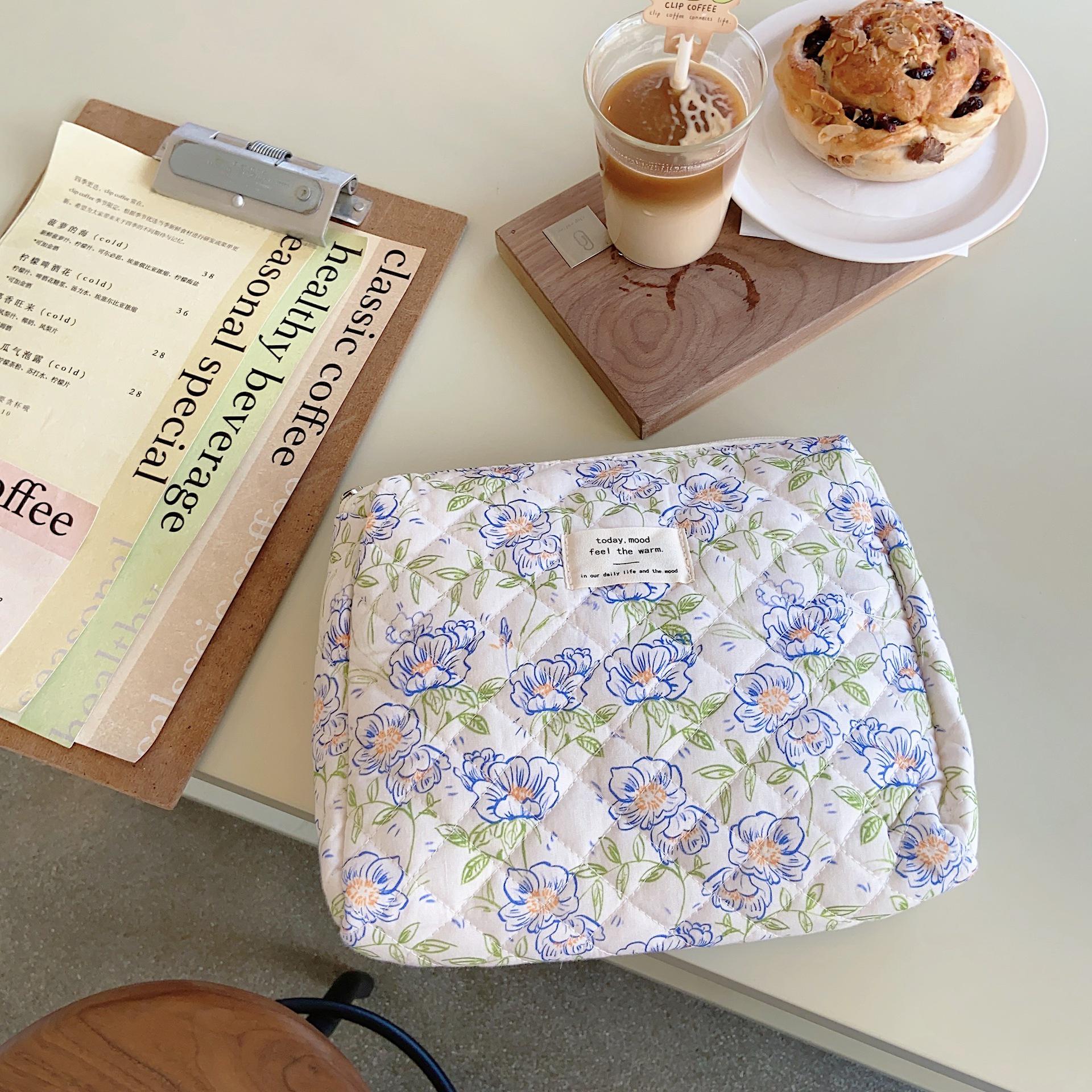 

Синий Цветочный Стеганый Хлопковый Корейский Дорожный Косметичка-Клатч для Макияжа и Туалетных Принадлежностей синий/цветочный