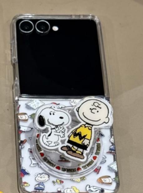 Funny cartoon Cute Snoopy Folding Magsafe Wireless Charge Casefor For Samsung ZFlip 3 4 5 6 ZFlip7 Snoopy Charlie Magnetic Stand