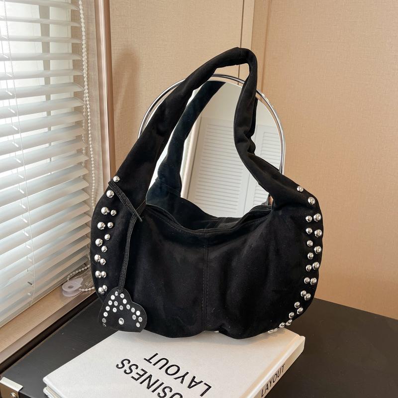 

Wind large capacity rivet bag women s new retro versatile shoulder bag commuter armpit bag чёрный