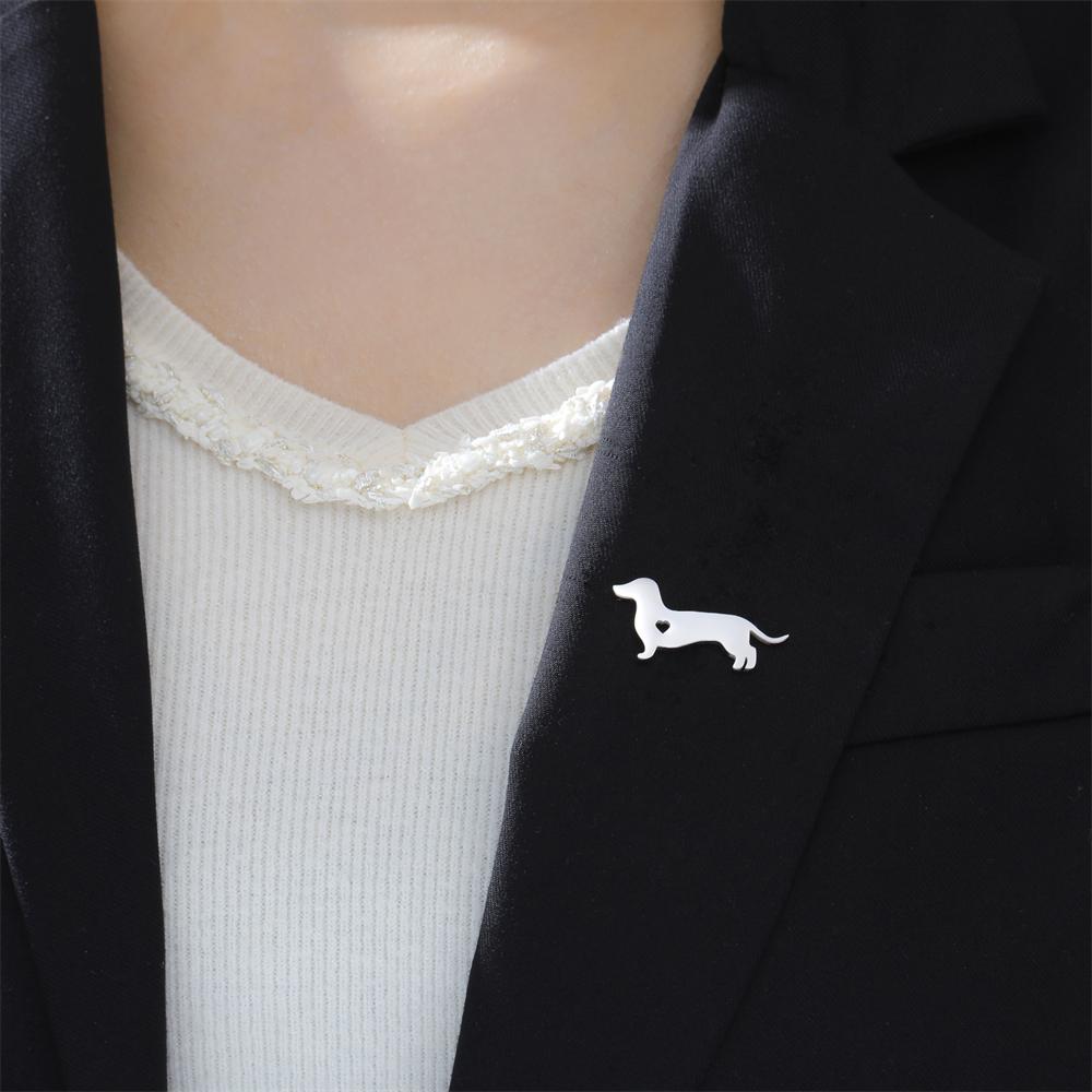 Dackel Hunde Broschen Pins Edelstahl Hohl Ausgeschnittenes Herz Wursthund Revers Pin Schmuck Welpe Haustierliebhaber Geschenke für Hundemamas Papas