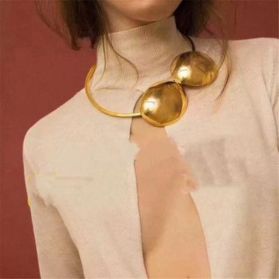 Personalidade Exagerada Metal Brilhante Plissado Formato de Disco Colar de Cabeça Dupla Colar Estilo Chique e Cool Para Mulheres