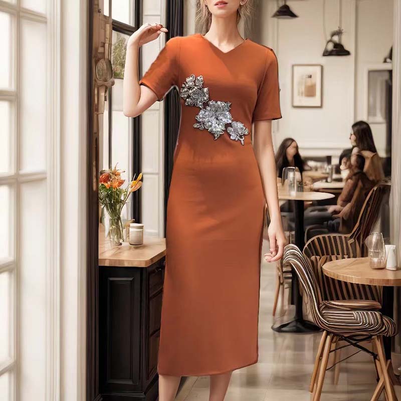 

Платье ручной работы с размерным разрезом и обернутыми ягодицами в виде цветка на ногтях