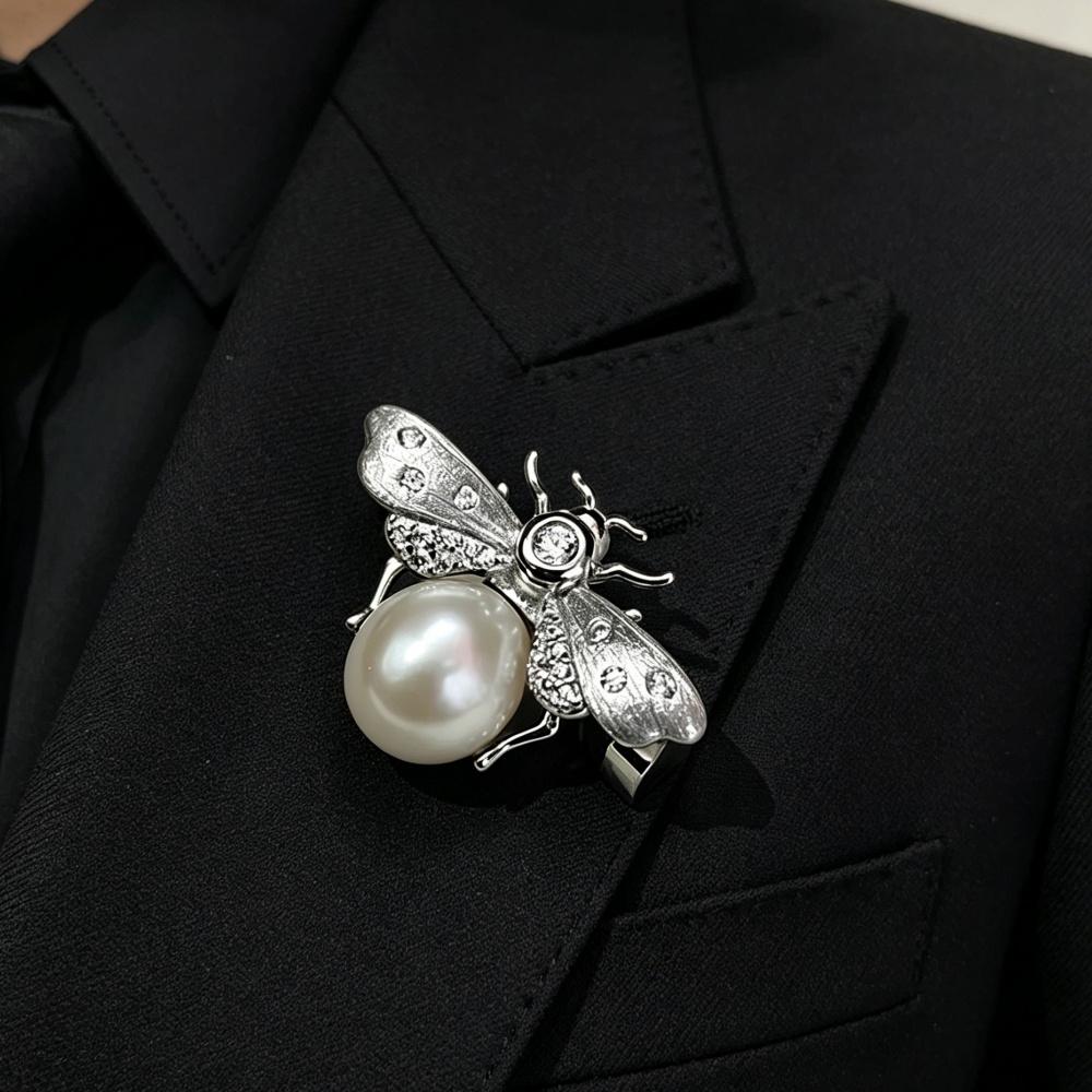 Elegant natural freshwater pearl brooch in the shape of a small bee, emitting natural luster.