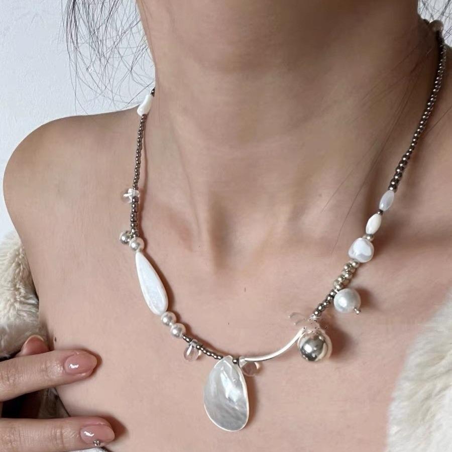 White Beauty Letní dámský ručně vyráběný korálkový náhrdelník - Limitovaná edice Originální design Klíční kostní řetízek