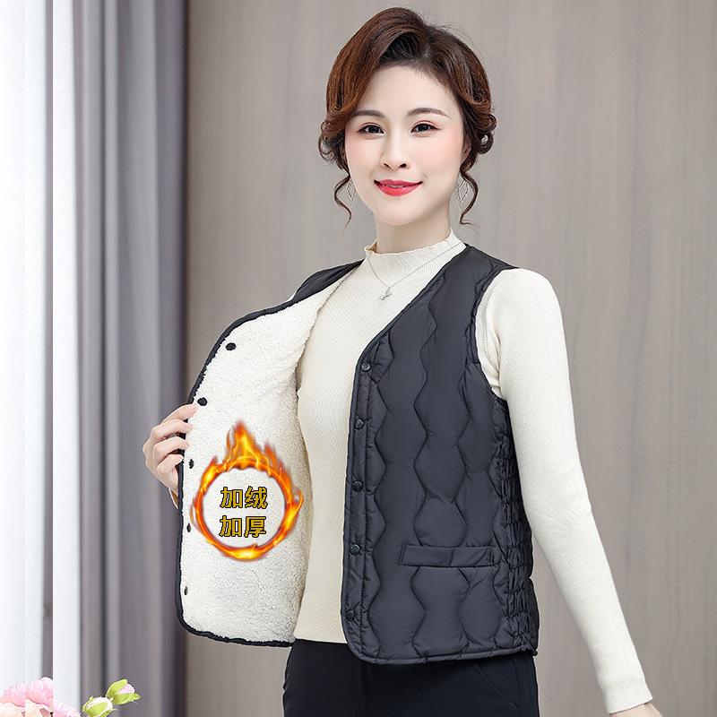 

Женский короткий бархатный утепленный жилет-подкладка приталенного силуэта для женщин среднего и пожилого возраста на осень и зиму 6XL-160-87.5 kg чёрный