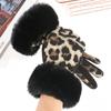Módní osobnost s leopardími skvrnami, měkké plyšové dámské rukavice s dotykovou obrazovkou a sametové ovládání uvnitř, které udrží teplo a chlad