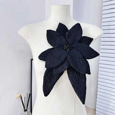 Blumen-Applikation im Vintage-Stil, Falten-Design, Große Größe, Faltenblume, Perlen-Detail, Stoffmaterial, Anstecknadel