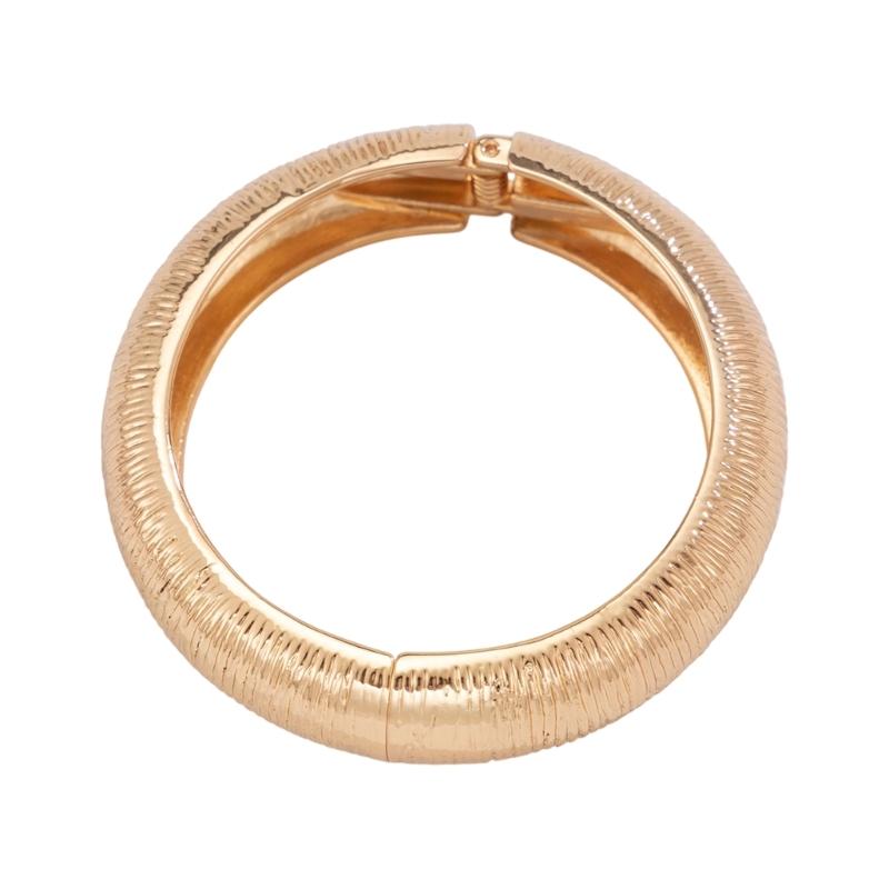 Браслет с акцентом из крупных жемчужин на изогнутой металлической полосе, полосатая текстура, застежка-пружина, регулируемое запястное украшение золотой