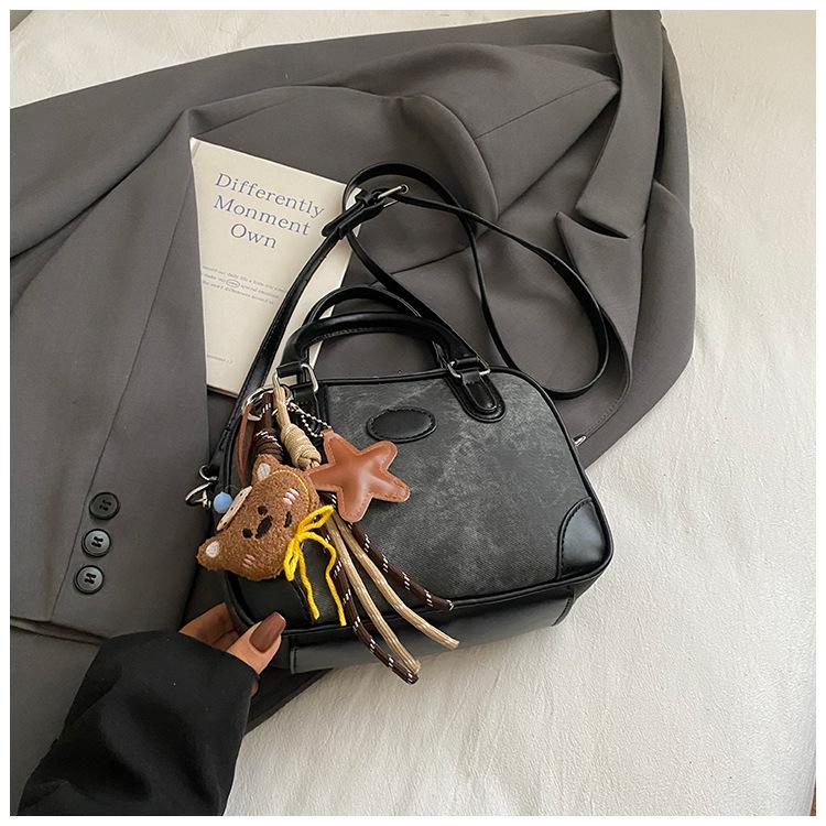 2025 autumn new single shoulder messenger bag small square bag simple portable high value retro women's niche fashion hand bag