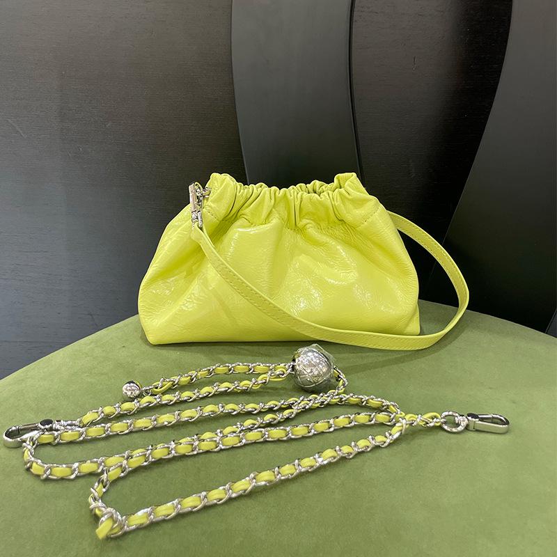 Damska torebka łańcuszkowa typu chmurka z plisowanej skóry naturalnej ze złotym akcentem - Stylowa modna na ramię/przez ramię