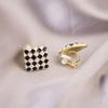 Brincos de pressão triangulares elegantes para orelhas não furadas - Versáteis e com um toque de luxo leve para o uso diário.
