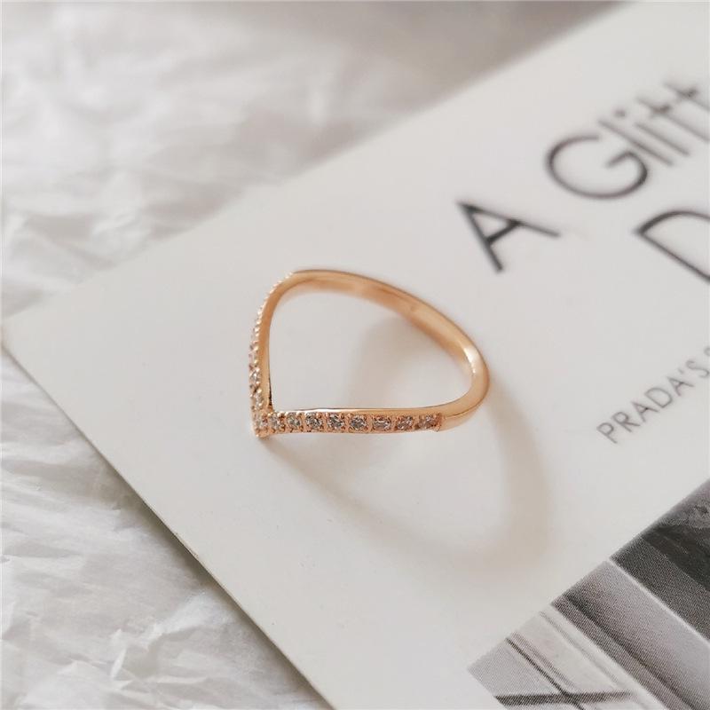 Korean-Japanese Style V-shaped Rose Gold Ring with Micro-inlaid Diamonds and Geometric Zirconium Titanium Steel Design.