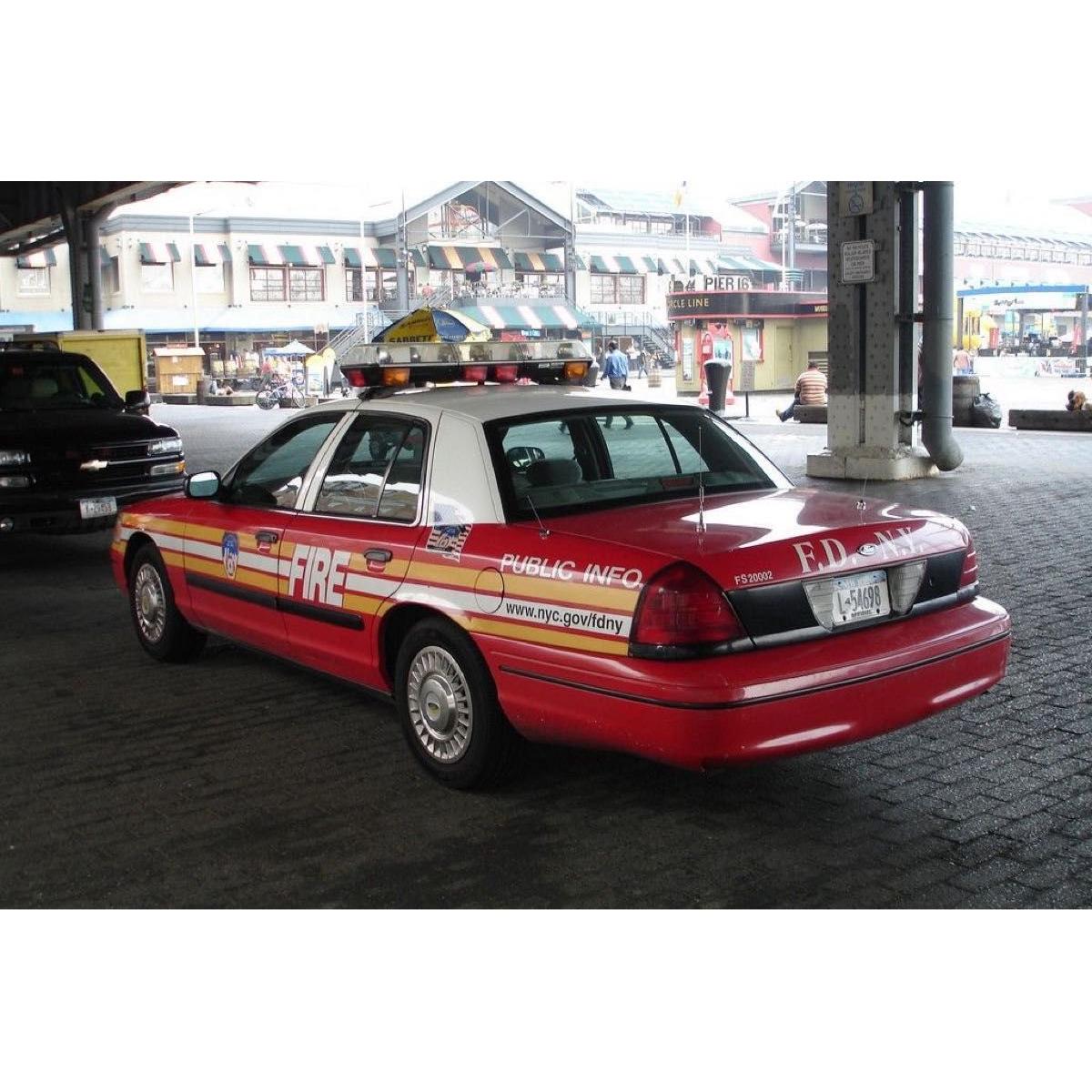Б/у модель 596 1/64 Ford Crown Victoria NYFD Пожарная служба Нью-Йорка Бракованный товар *По какой-то причине