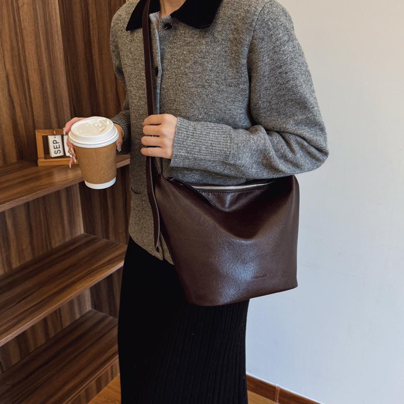 Large Capacity Bag Women'S Winter Retro Versatile Shoulder Bucket Bag Niche Design Commuter Dumpling Bag