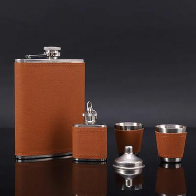 8OZ 2 Flaschen Tragbares Flachmann-Set mit Bechern, Filter, Leder für Whiskey, Wodka, Wein, Alkohol, Trinkflasche für den Außenbereich