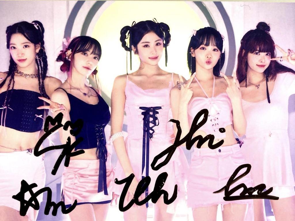 [USED] Large size photo autographed by Lu Seraphim...