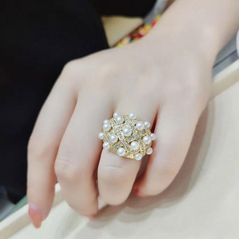 Vintage Copper Material Inlaid Imitation Pearl Ring Women's Fashionable Golden Plated Flower Cluster Ring Charm Jewelry