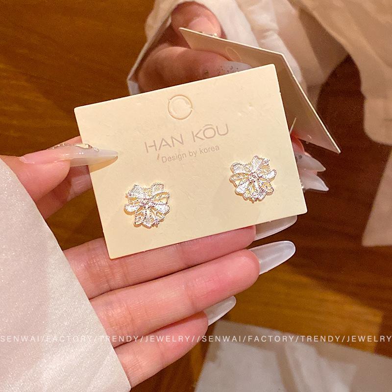 Серебряные темпераментные серьги-пусеты с полыми цветами, женские простые высококлассные серьги, модные серьги