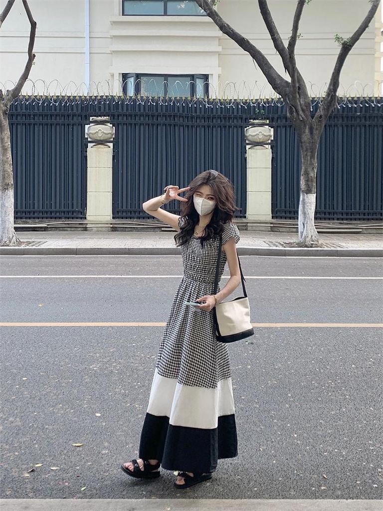 Damen Sommer 2023 Kariertes A-Linien-Kleid mit Kontrastfarbe und kurzen Flatterärmeln