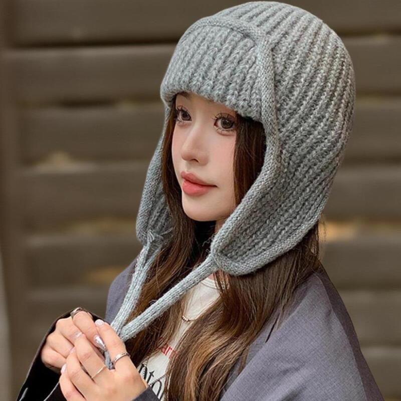 Schönes Design Bommelmütze mit Ohrenklappen für Damen
