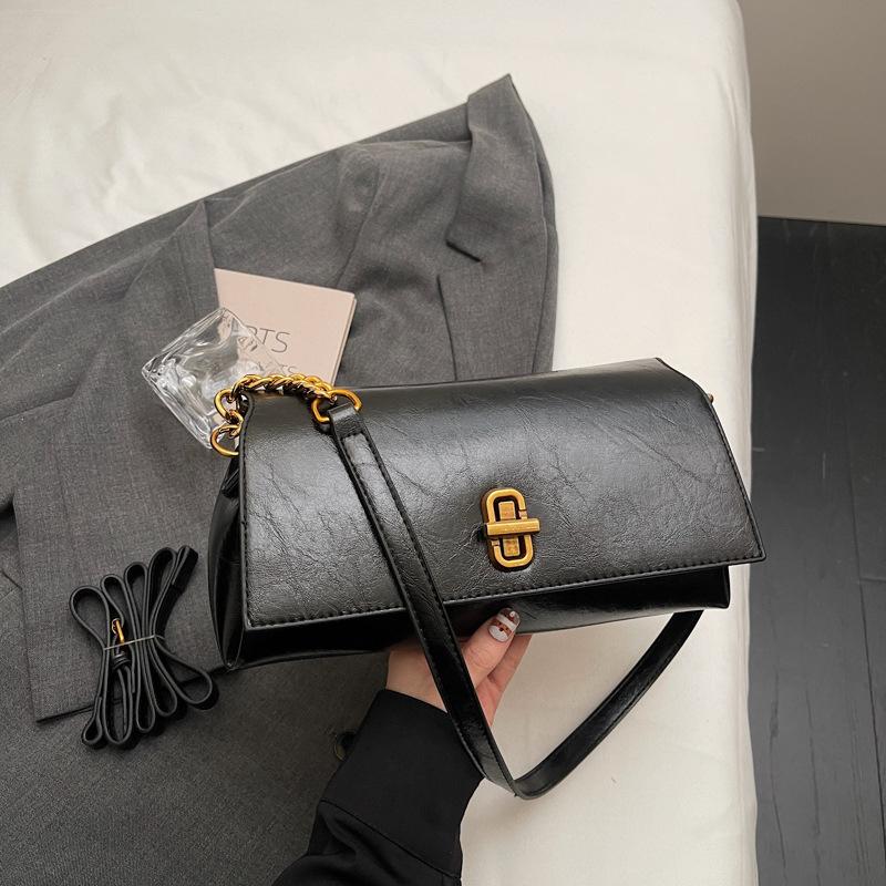 

2025 autumn and winter niche design fashionable shoulder women s bag new simple foreign style messenger bag commuter small square bag