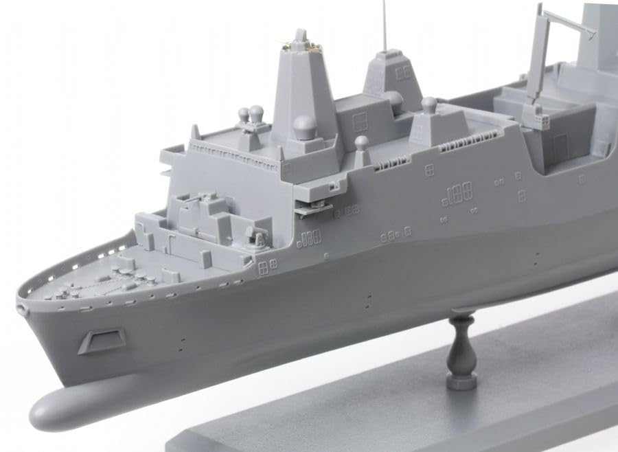 Platz Dragon 1/700 Scale American Landing Dock Transport Ship USS New York LPD-21 Plastic Model Kit DR7110 (Ship)