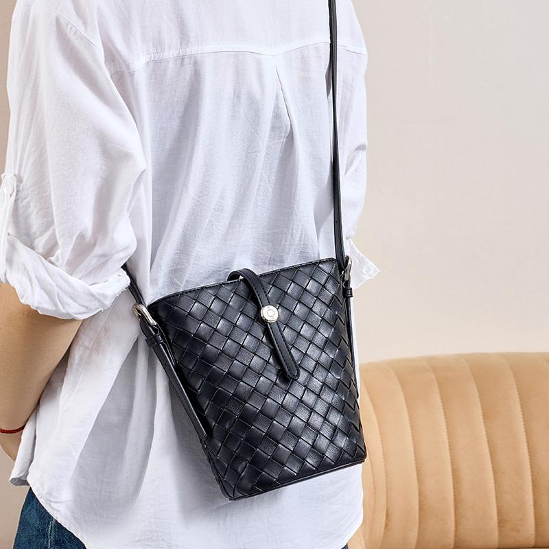 New bucket bag, handmade cowhide woven bag, niche high-end women's summer versatile messenger bag