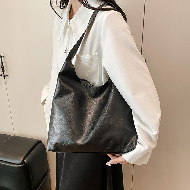 This year, large-capacity bags are popular for women's 2025 spring new shoulder bags, retro simple commuter textured tote bags.