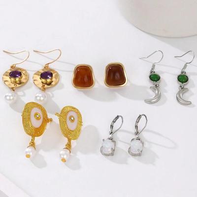 Retro Ohrringe im Hofstil mit goldplattiertem Emaille und Diamanteinlagen