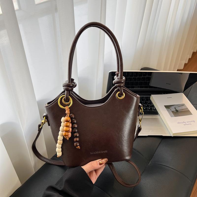 

2025 autumn and winter new women s bucket bag fashion niche design shoulder bag trend personality simple messenger bag
