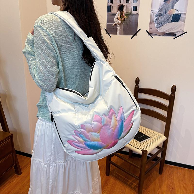 Geräumige gesteppte Hobo-Tasche mit farbenfroher Lotus-Stickerei Modische Umhängetasche für Damen Große Kapazität Tote für Reisen Tägliche Nutzung Weich gepolstert