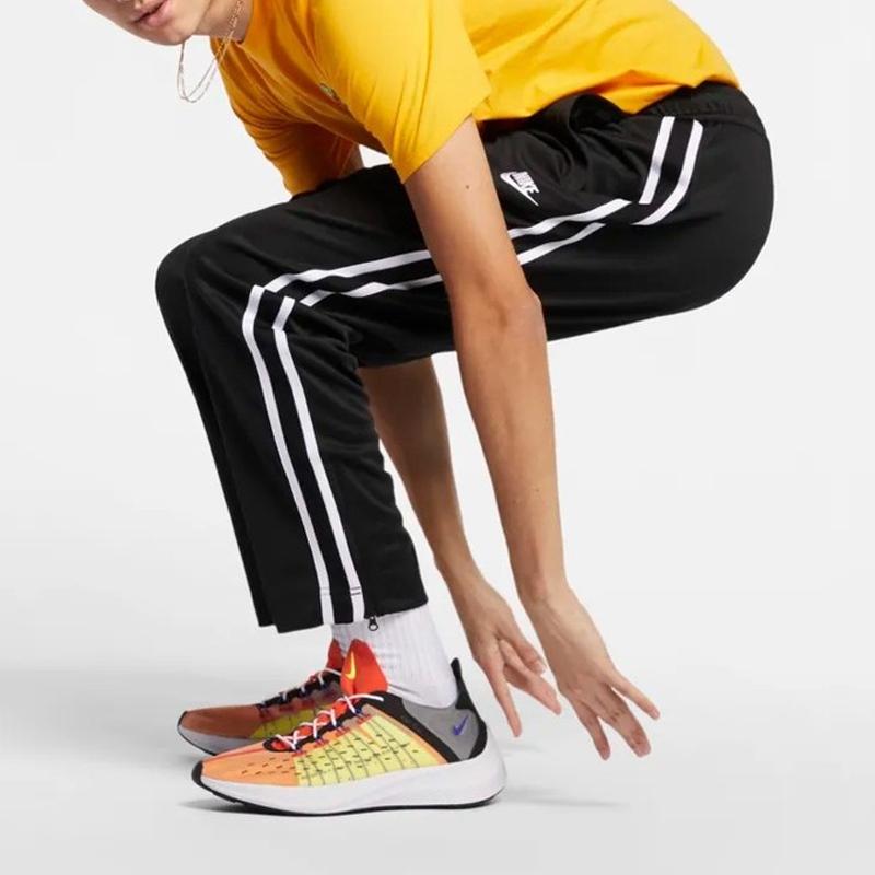 Nike Dzianinowe joggery męskie z lampasem bocznym i mankietami zapinanymi na zamek, czarne AR2247-010