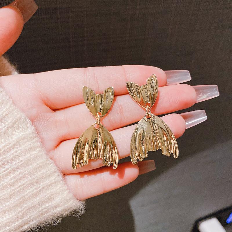 Metal cold wind pleated fishtail shape earrings European and American personalized design earrings simple niche temperament earrings