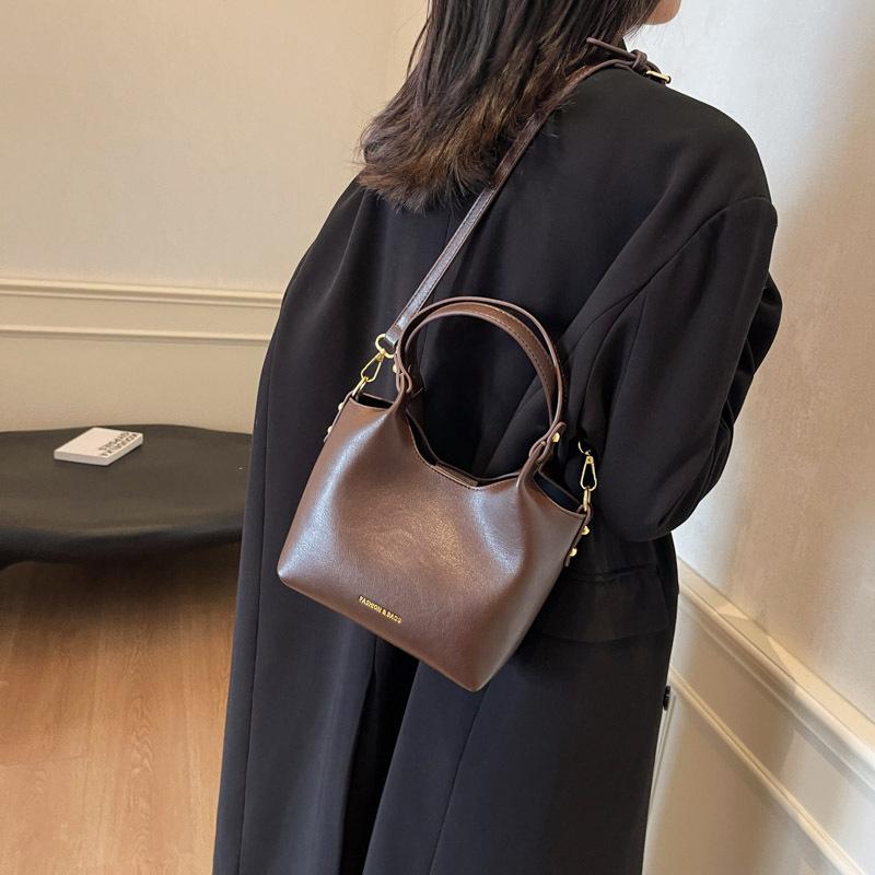 Retro large-capacity bucket bag women's 2025 new trendy fashion tote bag niche textured underarm bag