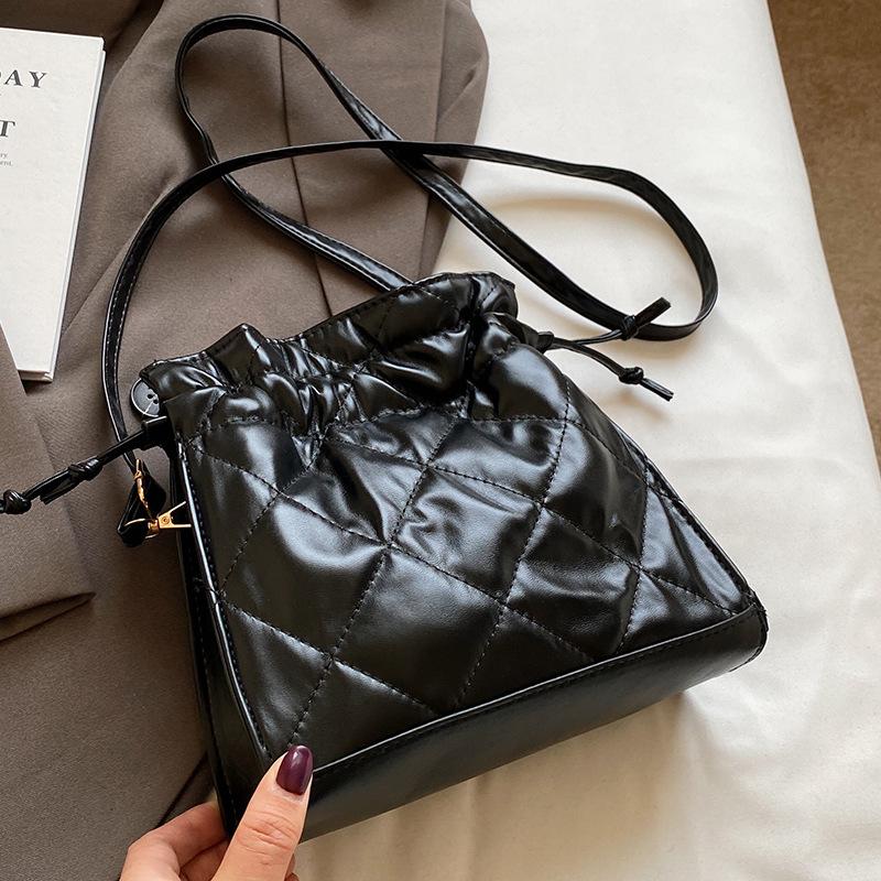 

Премиальная женская сумка в иностранном стиле, модная универсальная сумка-ведро, модная сумка через плечо с цепочкой из бриллиантов для женщин чёрный