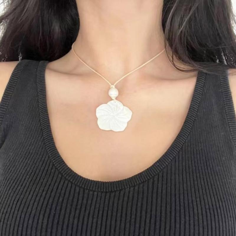 Natural Seashells Necklace Ocean Theme Plum Blossom Pendant Clavicle Chain for Women Girl Holiday Summer Jewelry Gift