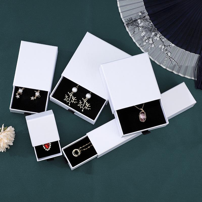 Schwarze Schmuckschatulle für Ringe, Halsketten, Ohrringe, Anhänger und Armbänder - Elegante Geschenkverpackung