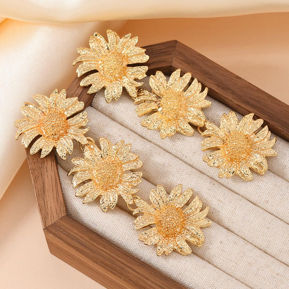 Europäischer Trend Unregelmäßige Blumenstecker-Ohrringe: Modisch Retro mit Heavy Metal Gefühl