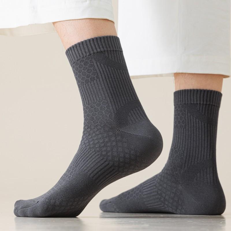 Men's Mid-calf Socks for Autumn and Winter, Sweat-absorbing and Breathable Sports Corset Men's Socks, Solid-colored Anti-pilling Men's Long Socks