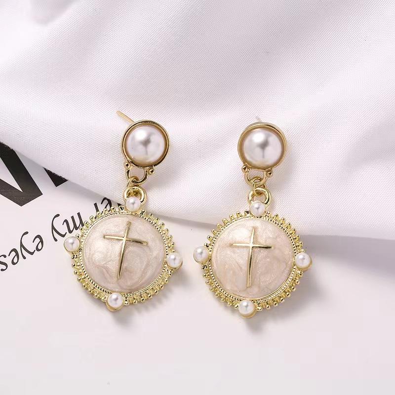 

Жіночі круглі висячі сережки із золотими перлами