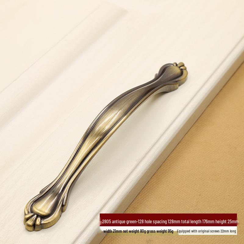 European Style Antique Bronze Pull Handle for Kitchen Cabinets, Wardrobes, and Drawers - Classic Retro Zinc Alloy Design.