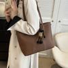 Large-capacity commuter textured women's handbags are popular this year. Versatile ins shoulder underarm bag tote bag 2025.