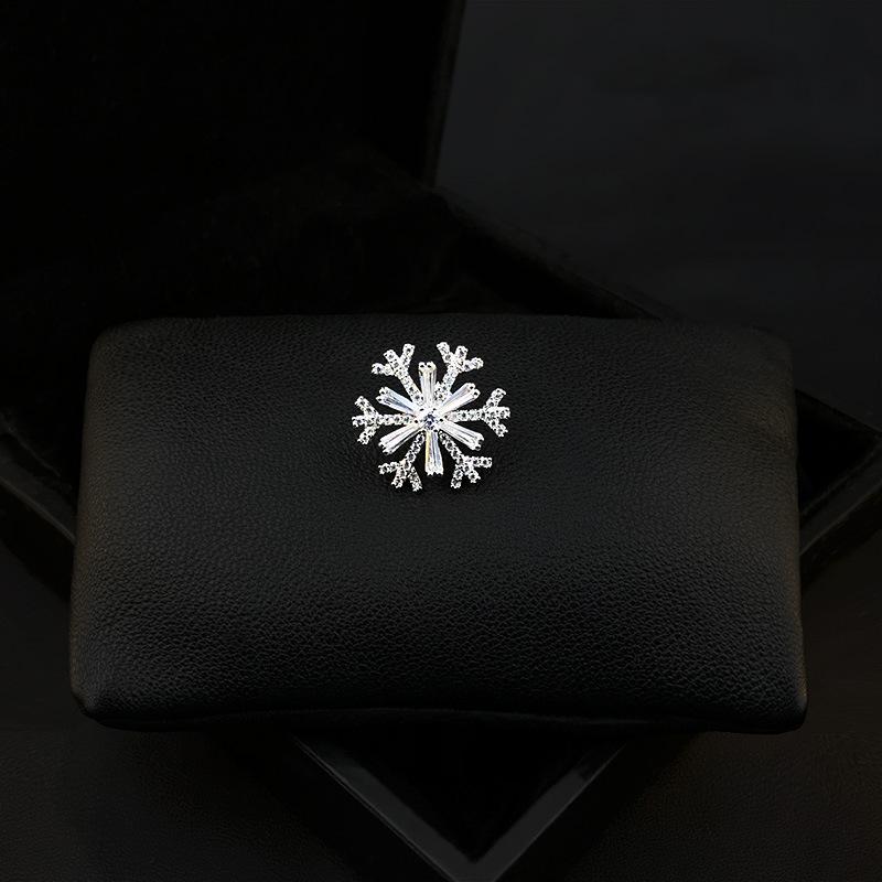 

Брошь-лацкан «Бриллиантовая снежинка»: Модная брошь для женских рубашек