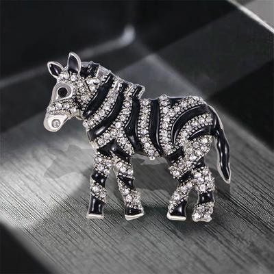 Schwarz-weiß gestreifte Pony-Brosche, kleine Tier-Brosche, Weiblichkeits-Strickjacke, Zebra-Accessoires jetzt