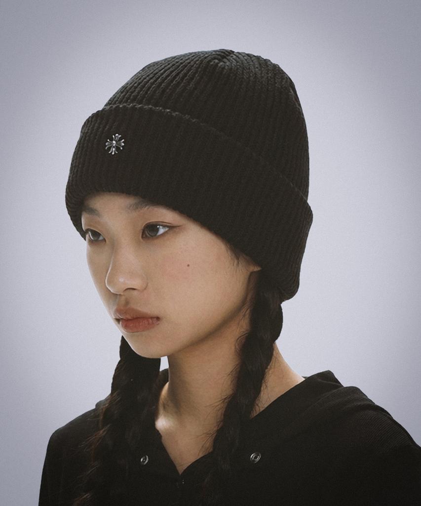 Damiswi Cross Metal Symbol Beanie_Black