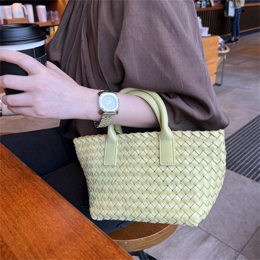 Fashion new lambskin hand-woven handbag wholesale casual versatile vegetable basket genuine leather women's bag messenger bag