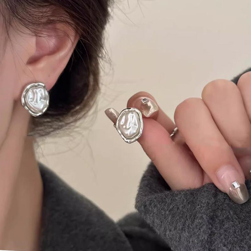 Nieuwe Mode Metalen Onregelmatige Parel Stud Oorbellen Voor Vrouwen Vintage Elegante Imitatie Parel Oorbellen Bruiloft Feest Sieraden