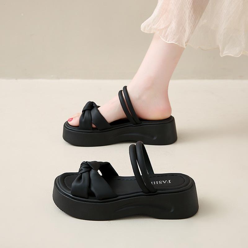 Stepping on shit feels soft-soled two wear cool slippers female 2025 new summer slippers outer wear fairy style with skirt beach shoes
